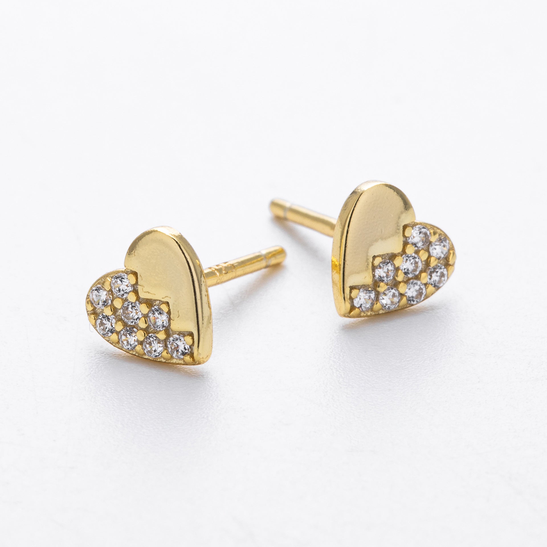 Damen Ohrstecker im herzförmigen Design mit funkelnden Zirkonia Shop Nory
