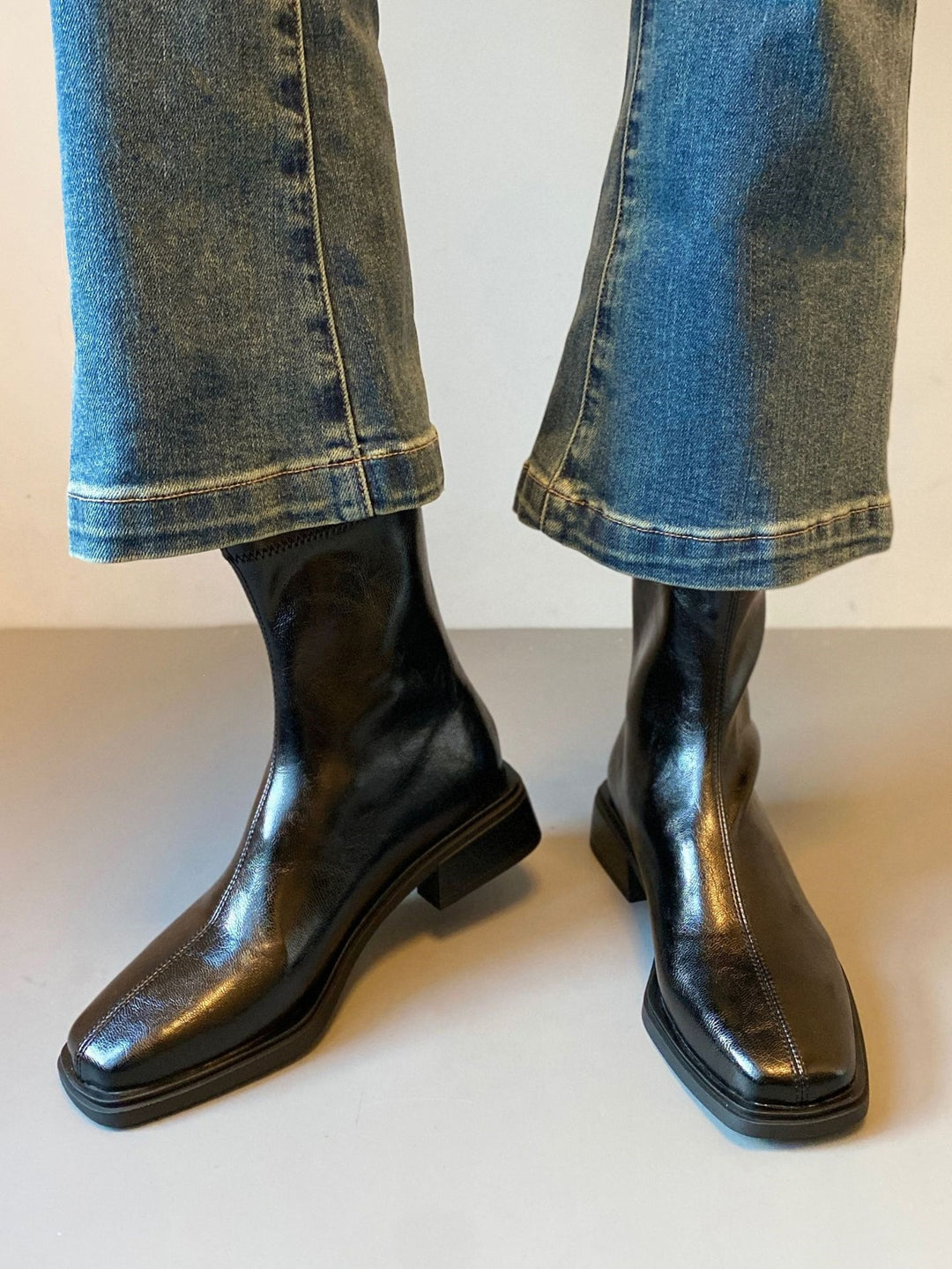 Damen Stiefelette im Reitstiefel‑Look aus softem Glattleder mit quadratischer Kappnaht und gestapeltem Blockabsatz Shop Nory