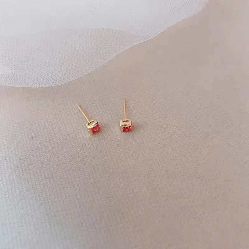 Damen Ohrstecker mit quadratischem, funkelndem Stein und elegantem Goldrand Shop Nory