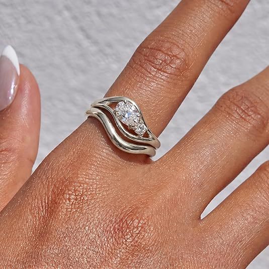 Damen Verlobungsring mit elegant geschwungenem Design und funkelnden Zirkonia Shop Nory