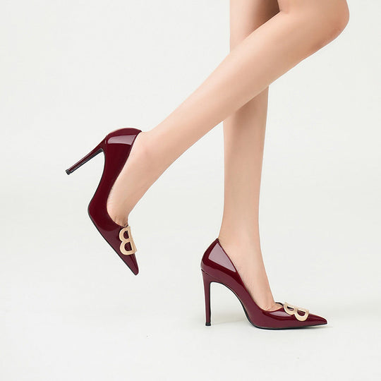Damen Elegante Lack‑Pumps mit spitzer Zehenpartie, Cut‑Out Ferse und Schmuck‑Schnalle Shop Nory