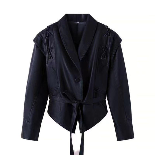 Damen kurzgeschnittene Kunstlederjacke mit Schalkragen, Schnürdetails an Schultern und Taillengürtel Shop Nory