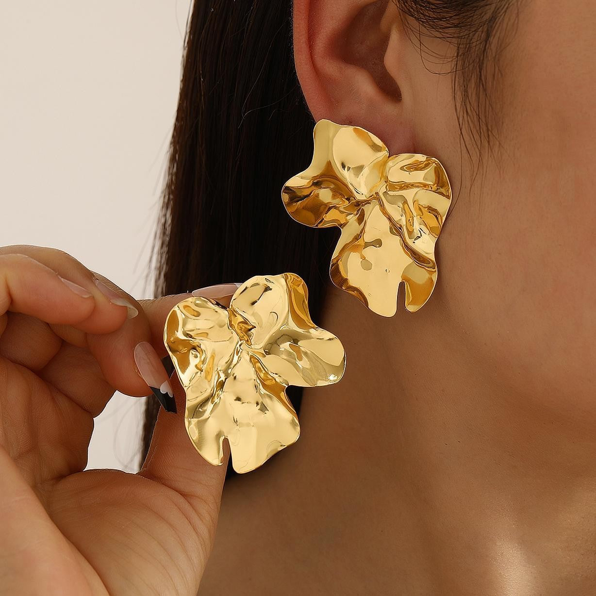 Damenohrringe mit floralen Motiven und glänzender Oberfläche Shop Nory