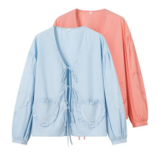 Damen Langärmlige V‑Ausschnitt Bluse mit Bindebändern und Herz‑Rüschentaschen Shop Nory