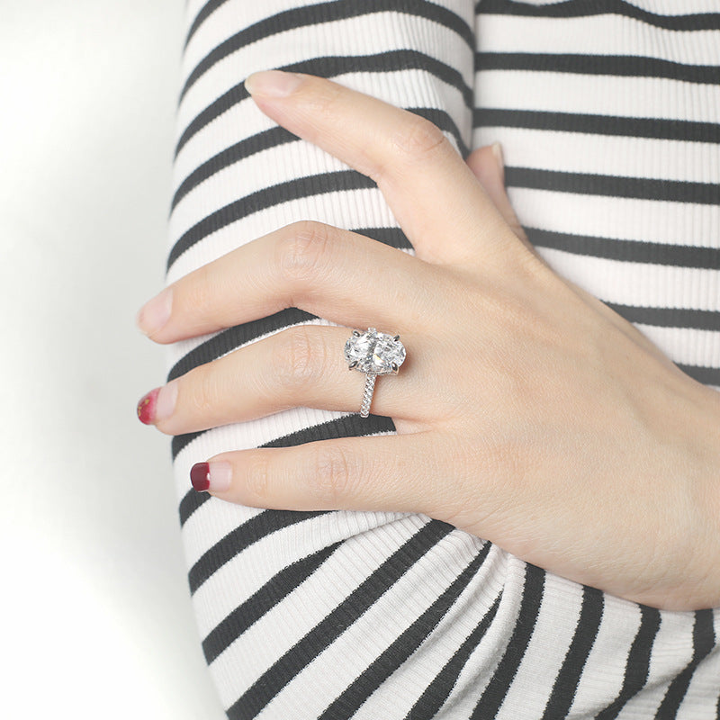 Damen eleganter Ring mit ovalem Hauptstein und feinem Zirkonia-Besatz Shop Nory