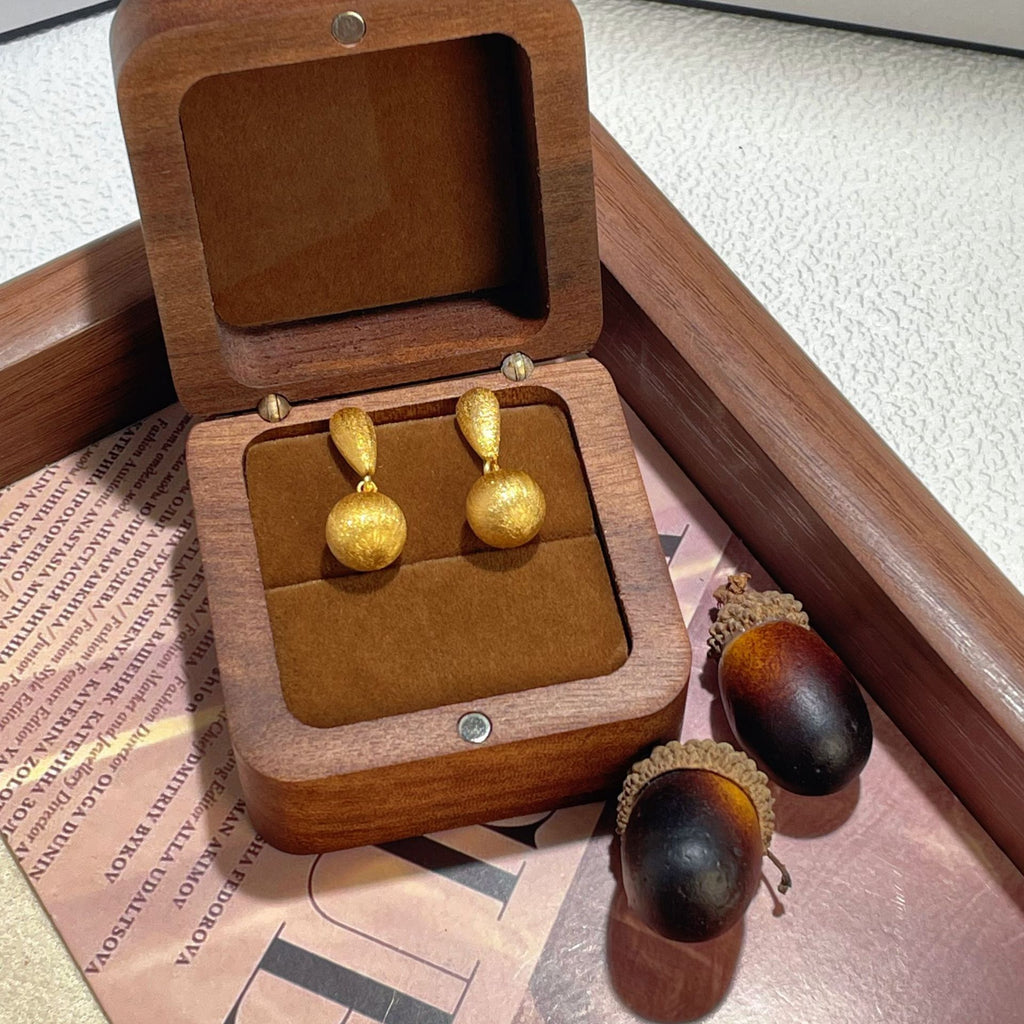 Damen elegante Ohrringe mit einzigartigem Tropfen-Design und goldener Oberfläche Shop Nory