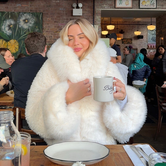 Damen Kurzjacke aus voluminösem Fauxfur mit XXL-Kapuze und Kugelärmeln Shop Nory