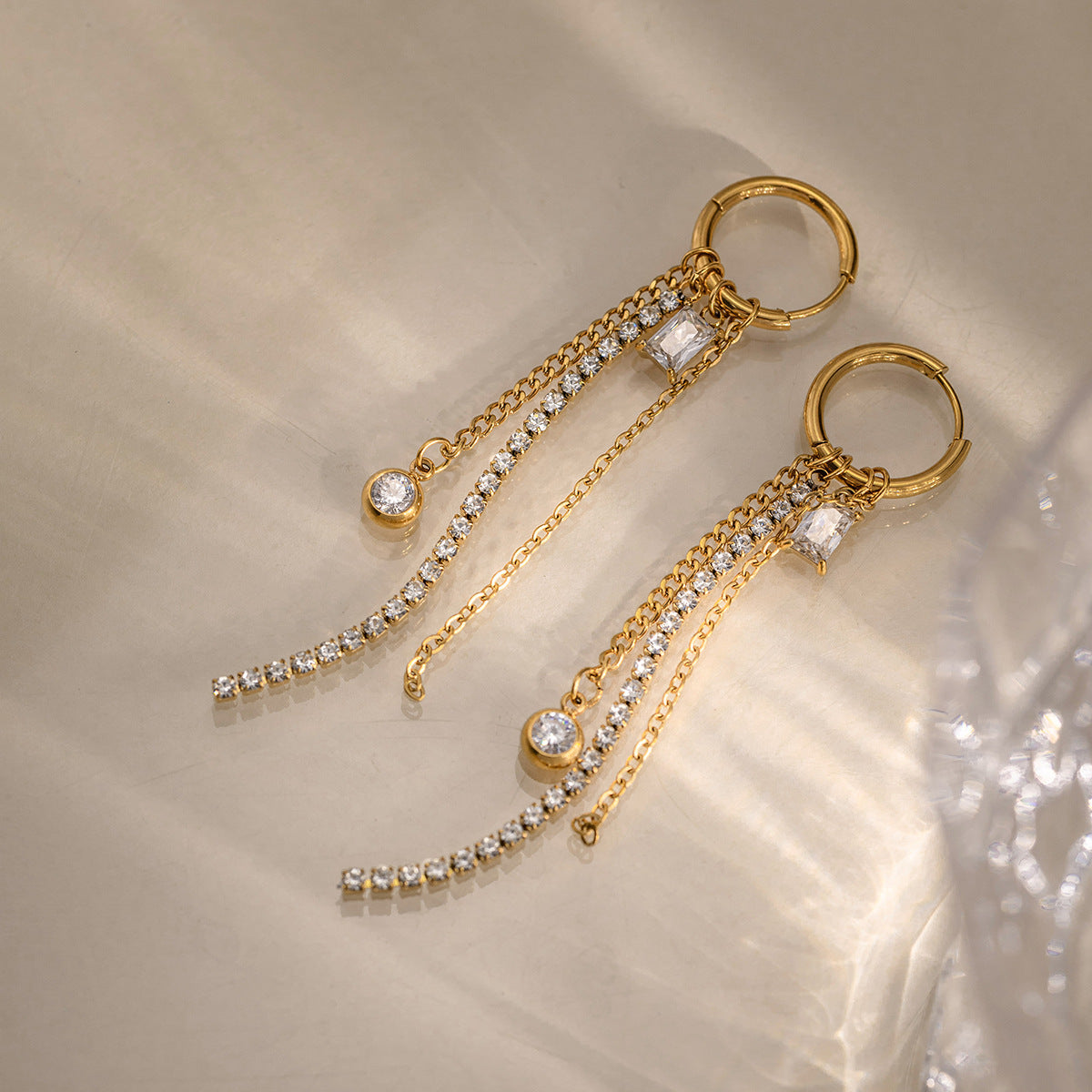 Damen Ohrhänger mit eleganten Zirkonia-Detail und hypoallergener Edelstahlverarbeitung Shop Nory