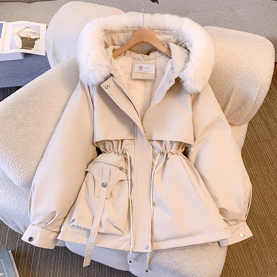Damen nan kurze Utility-Parka mit Kordelzugtaillierung, abnehmbarem Webpelzkragen und asymmetrischen Taschen Shop Nory