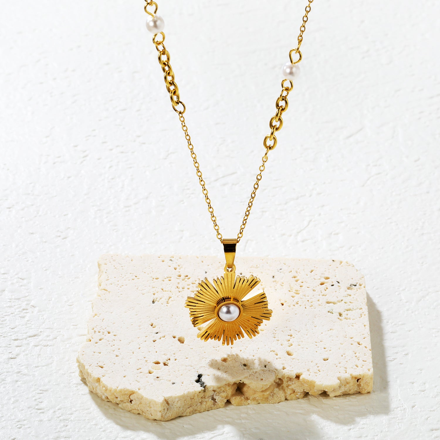 Damen Halskette mit funkelndem Anhänger im floralen Design Shop Nory