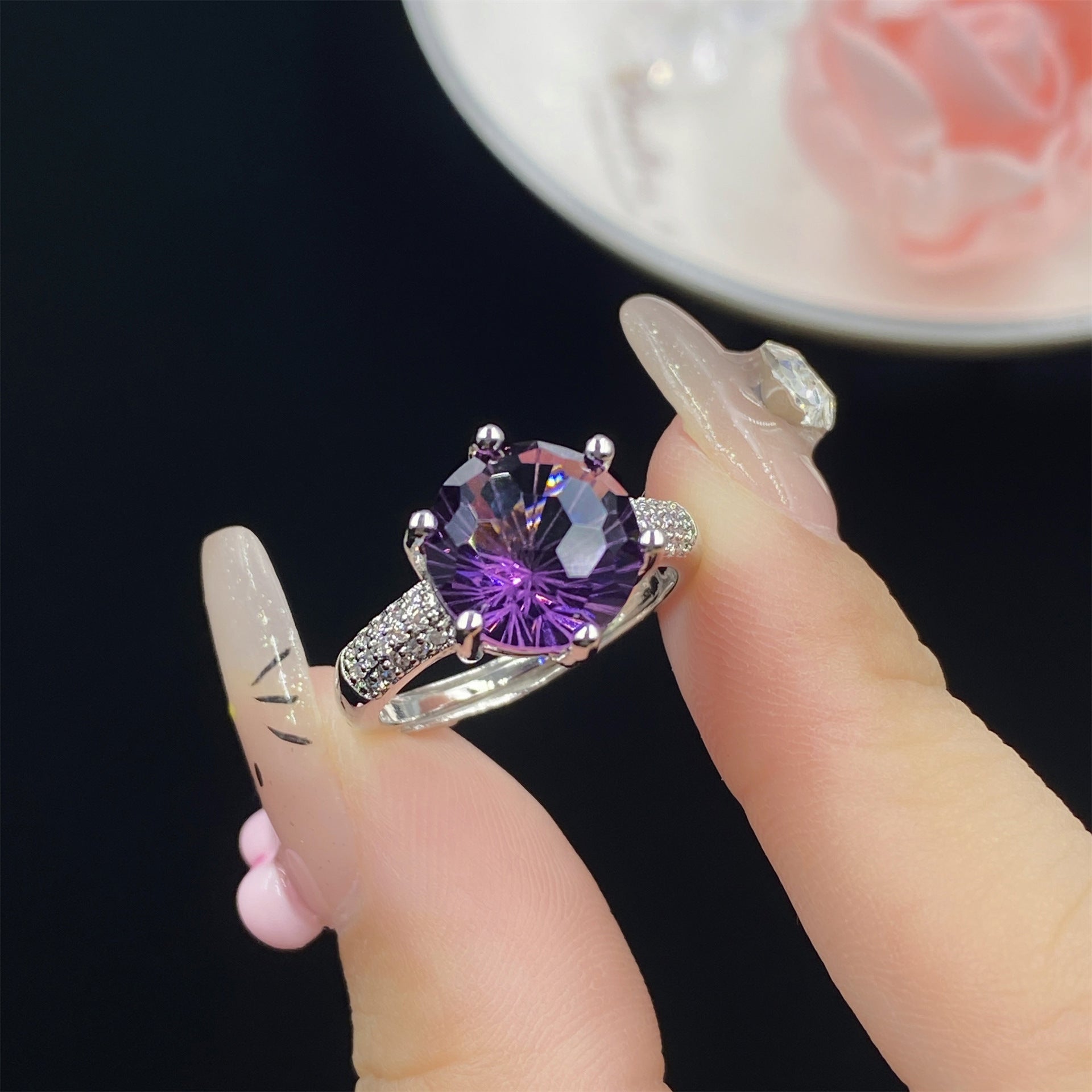 Damen Stilvoller Ring mit funkelndem Amethyst und Zirkonia-Details Shop Nory