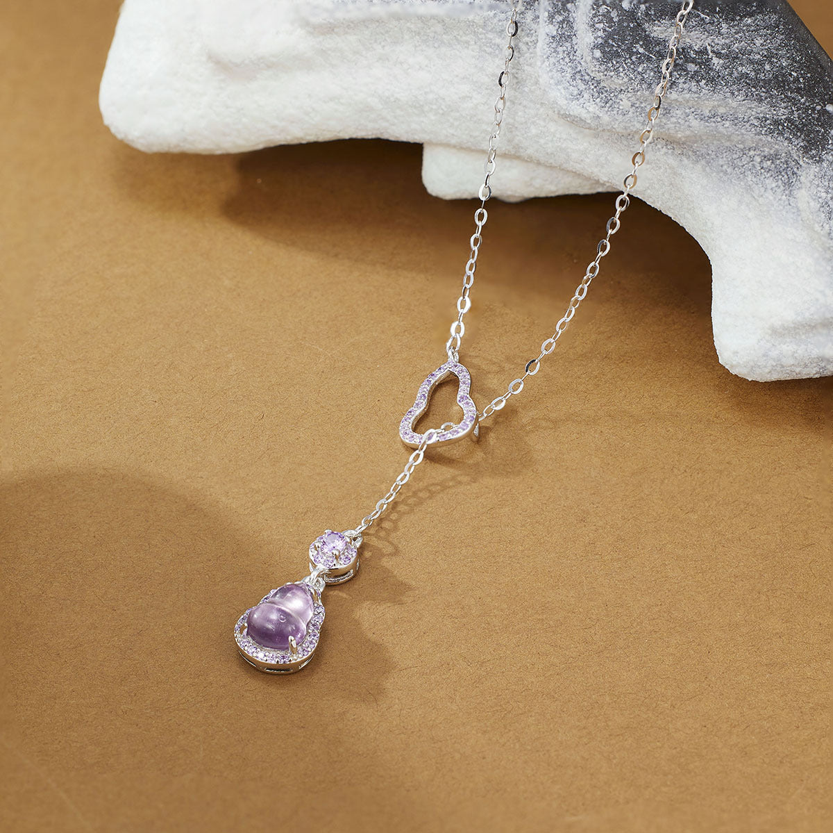Damen elegante Halskette mit kunstvollem Anhänger und funkelnden Kristallen Shop Nory