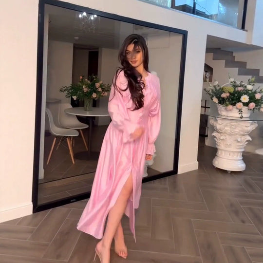 Damen Maxikleid aus Satin mit taillierter Raffung, Stehkragen und vorderem Schlitz Shop Nory