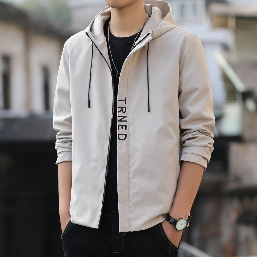 Herren leichte Kapuzen‑Shelljacke mit verdecktem Reißverschluss und minimalistischer Utility‑Optik Shop Nory