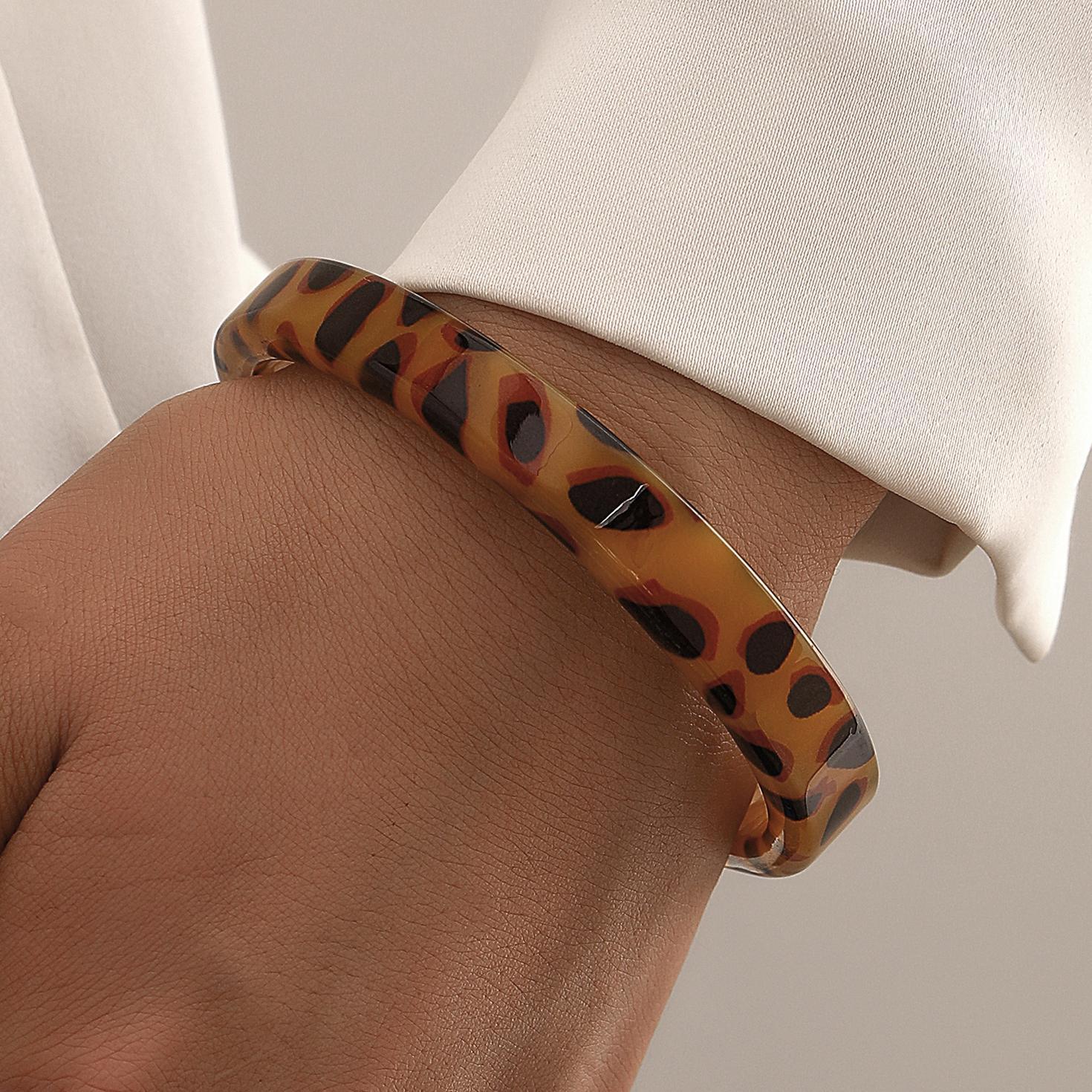 Damen Armreifen aus hochwertigem Acryl mit einzigartigem Leopardenmuster Shop Nory