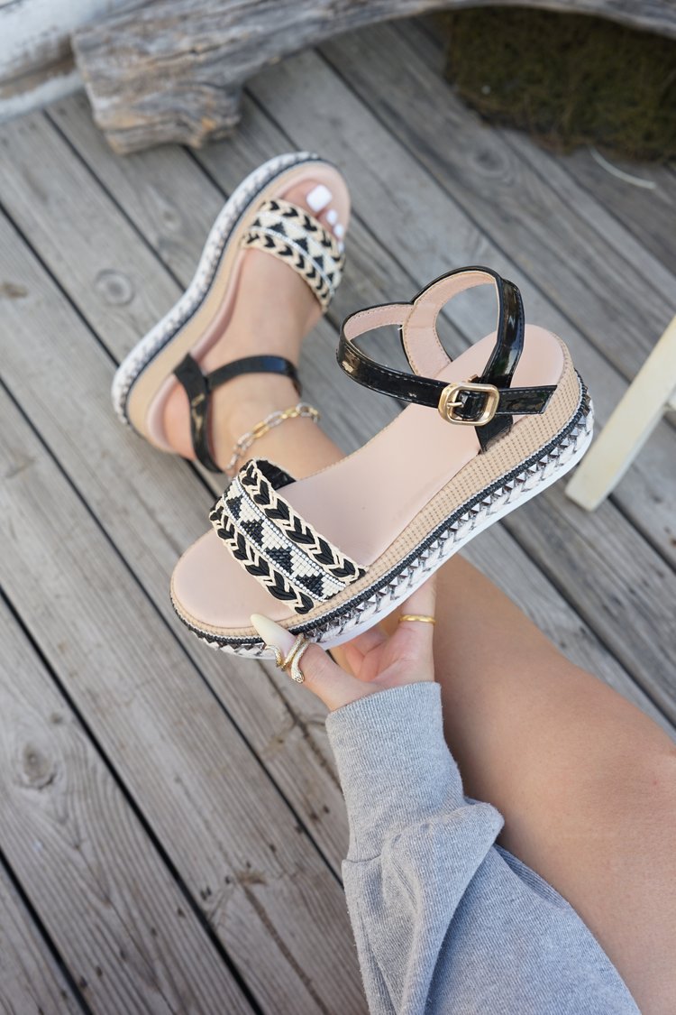 Damen Riemensandalen mit modischer Schmuckverzierung und Plateau-Rand