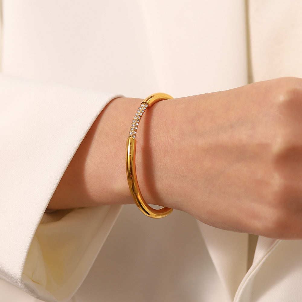 Damen Armband mit funkelndem Kristallbesatz und elegantem Design Shop Nory