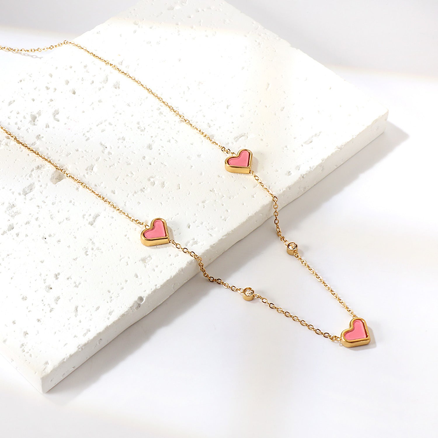 Damen Halskette mit herzförmigen Anhängern und funkelnden Zirkonia Shop Nory