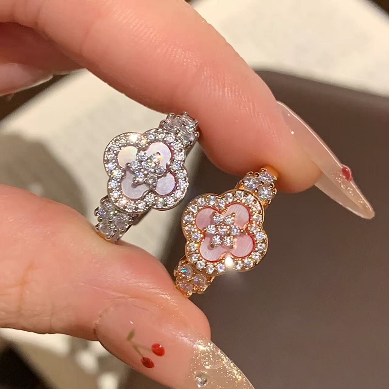 Damen blütenförmiger Schmuckring mit Zirkonia von Shop Nory