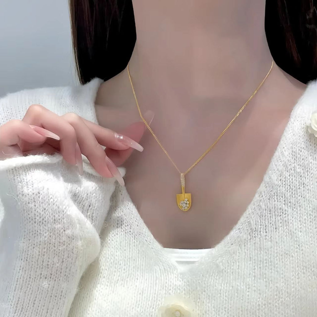Damen Kette mit kunstvollem Schaufelanhänger und funkelnden Kristallen Shop Nory