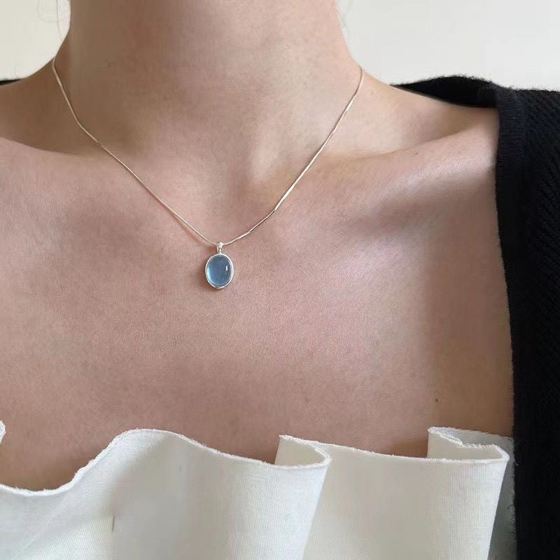 Damen Halskette mit ovalem Anhänger aus hochwertigem Edelstein und zarter Silberkette Shop Nory