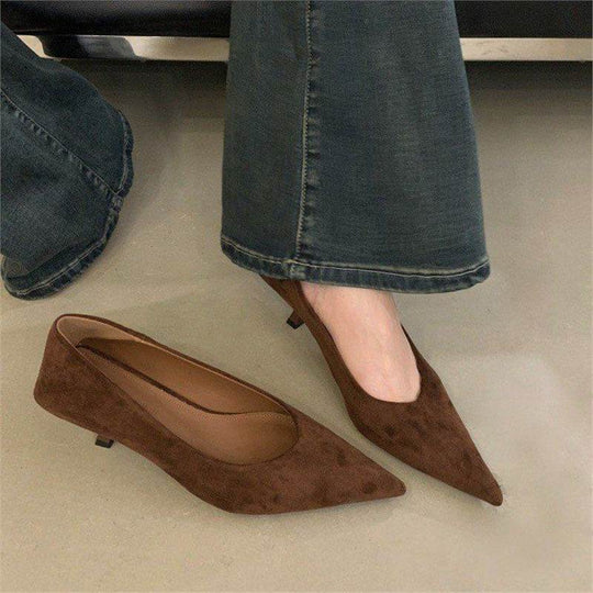 Damen Spitz zulaufende Wildleder‑Pumps mit niedrigem Kittenabsatz und ergonomischem Komfortfußbett Shop Nory