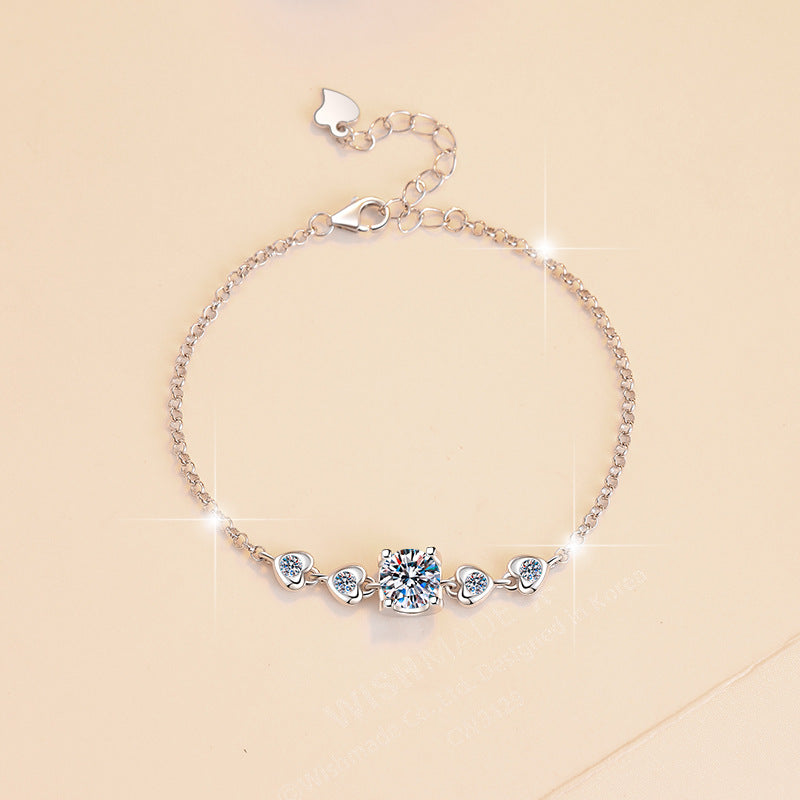 Damenarmband mit funkelndem Hauptstein und herzförmigen Elementen Shop Nory