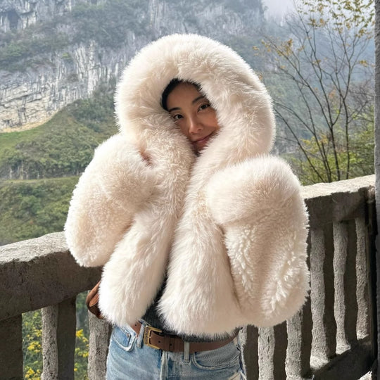 Damen Kurzjacke aus voluminösem Fauxfur mit XXL-Kapuze und Kugelärmeln Shop Nory