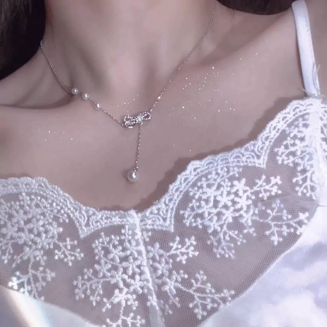 Damen Halskette mit filigranem Schleifenanhänger und Perlendetails Shop Nory