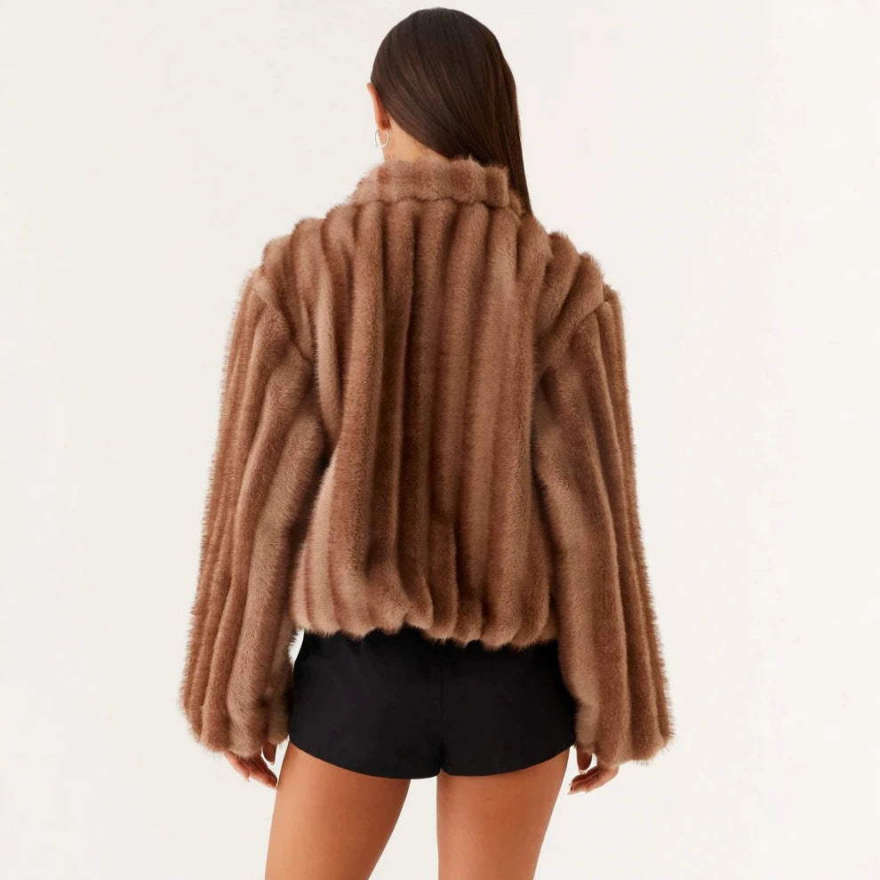 Damen Kurzjacke aus luxuriösem Hochflor-Kunstpelz mit Reißverschluss und voluminösen Ärmeln Shop Nory