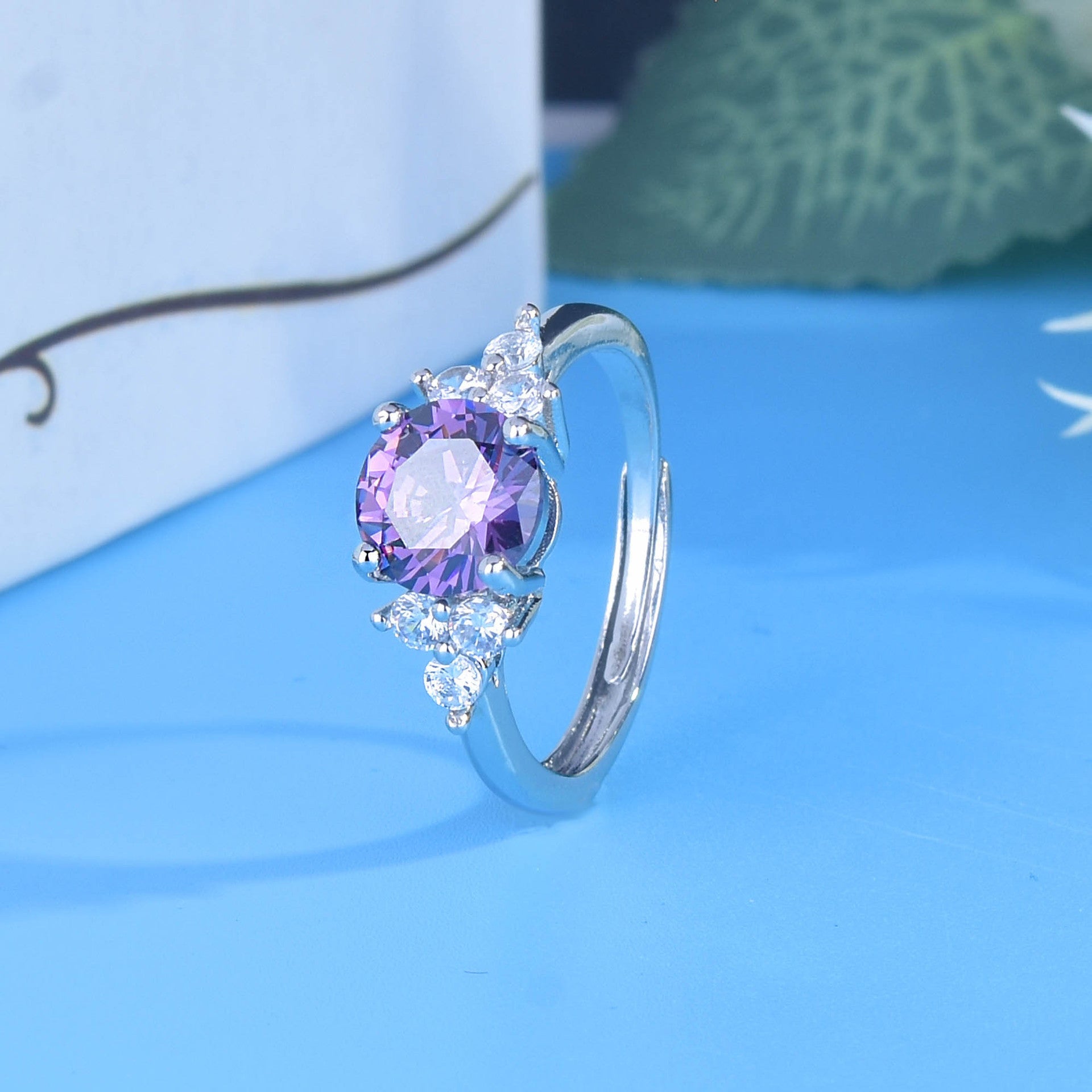 Damen eleganter Ring mit violettem Hauptstein und funkelnden Zirkonia Shop Nory
