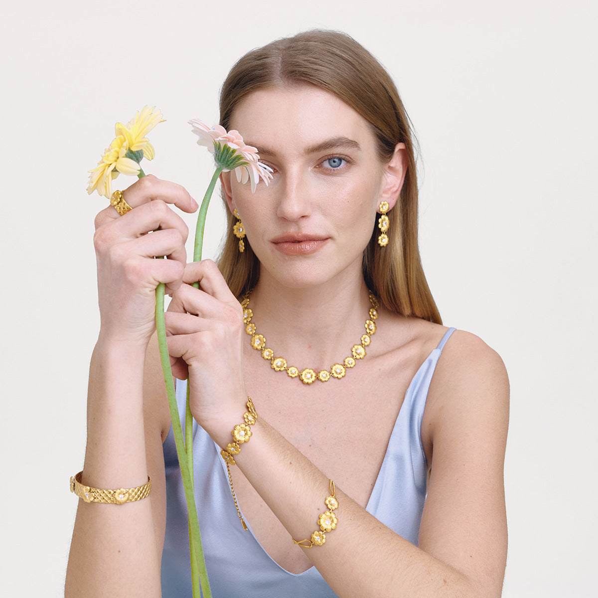 Damen Halskette mit floralem Design und funkelnden Zirkonia Shop Nory