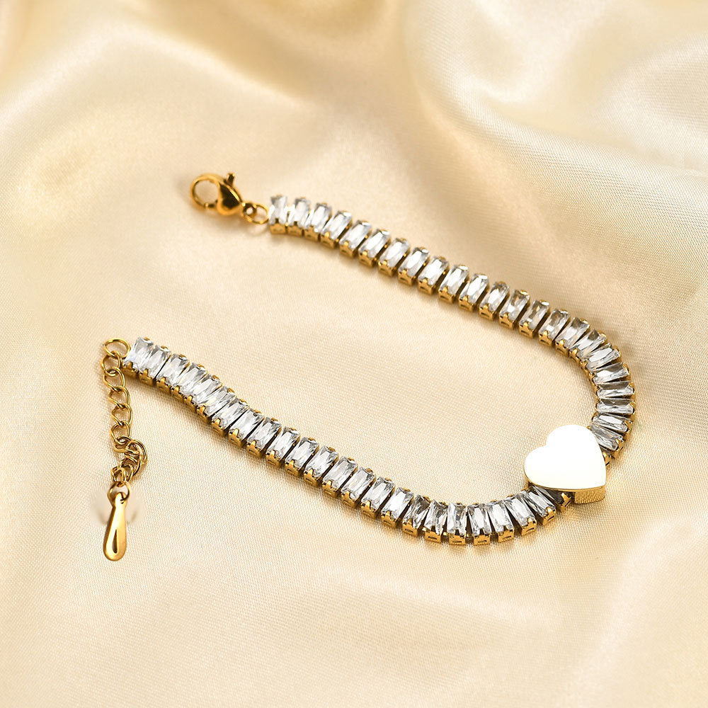 Damen Armband mit funkelndem Zirkonia und herzförmigem Anhänger Shop Nory