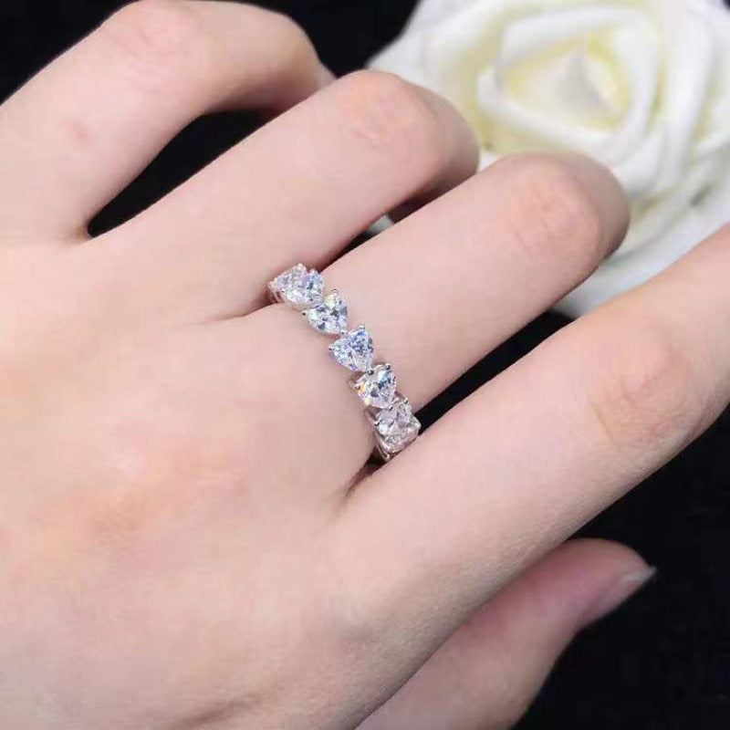 Damen Funkelnder Diamant-Cocktailring mit Herz-Akzenten Shop Nory