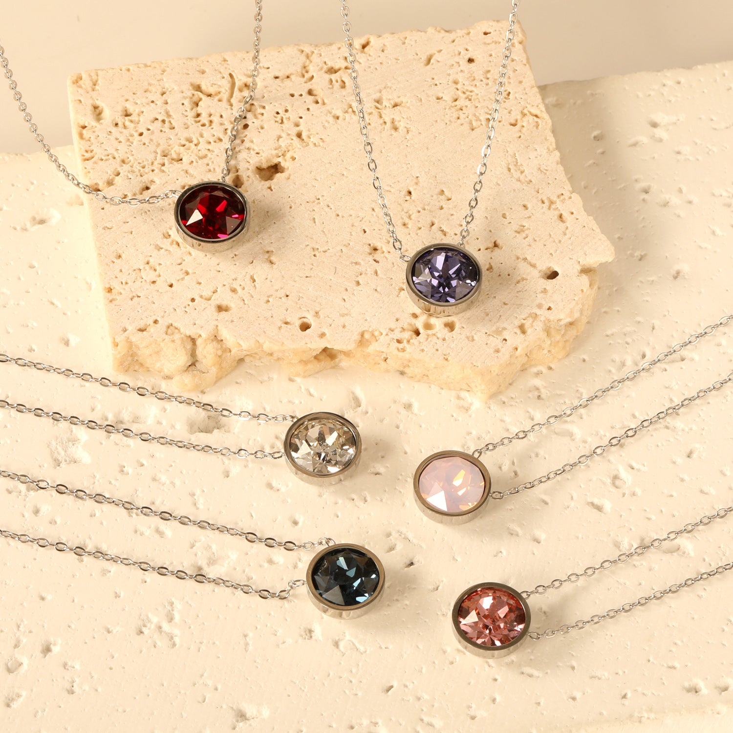 Damen Halskette mit funkelndem Kristallanhänger und eleganter Gliederkette Shop Nory