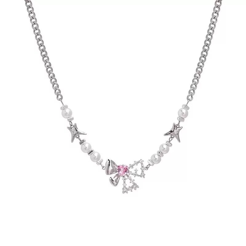 Damen Halskette mit edlen Perlen und detailreichen Anhängern Shop Nory