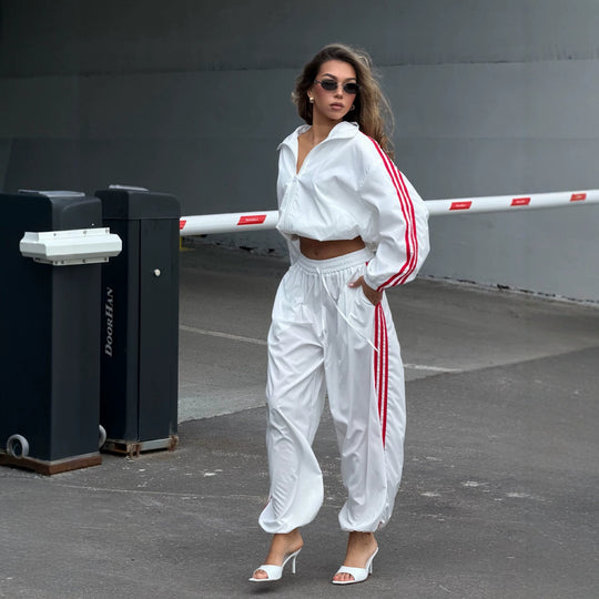 Damen Oversized kurz geschnittene Trainingsjacke und taillenhohe Jogginghose Set mit Seitenstreifen Shop Nory