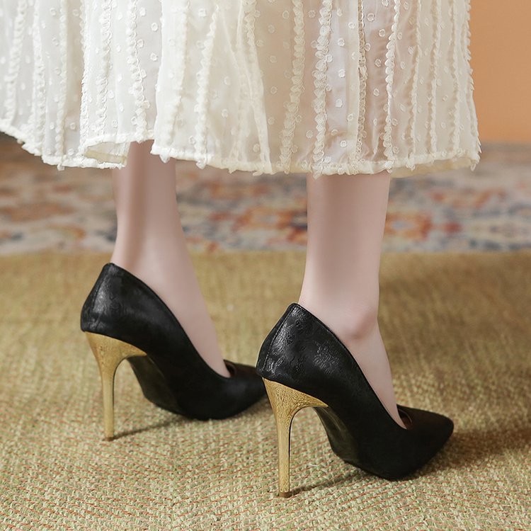 Damen elegante Pumps mit glänzendem Goldabsatz