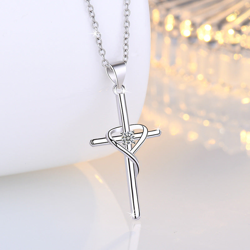 Damen Halskette mit kunstvollem Herz-Kreuz-Anhänger und funkelndem Zirkonia Shop Nory
