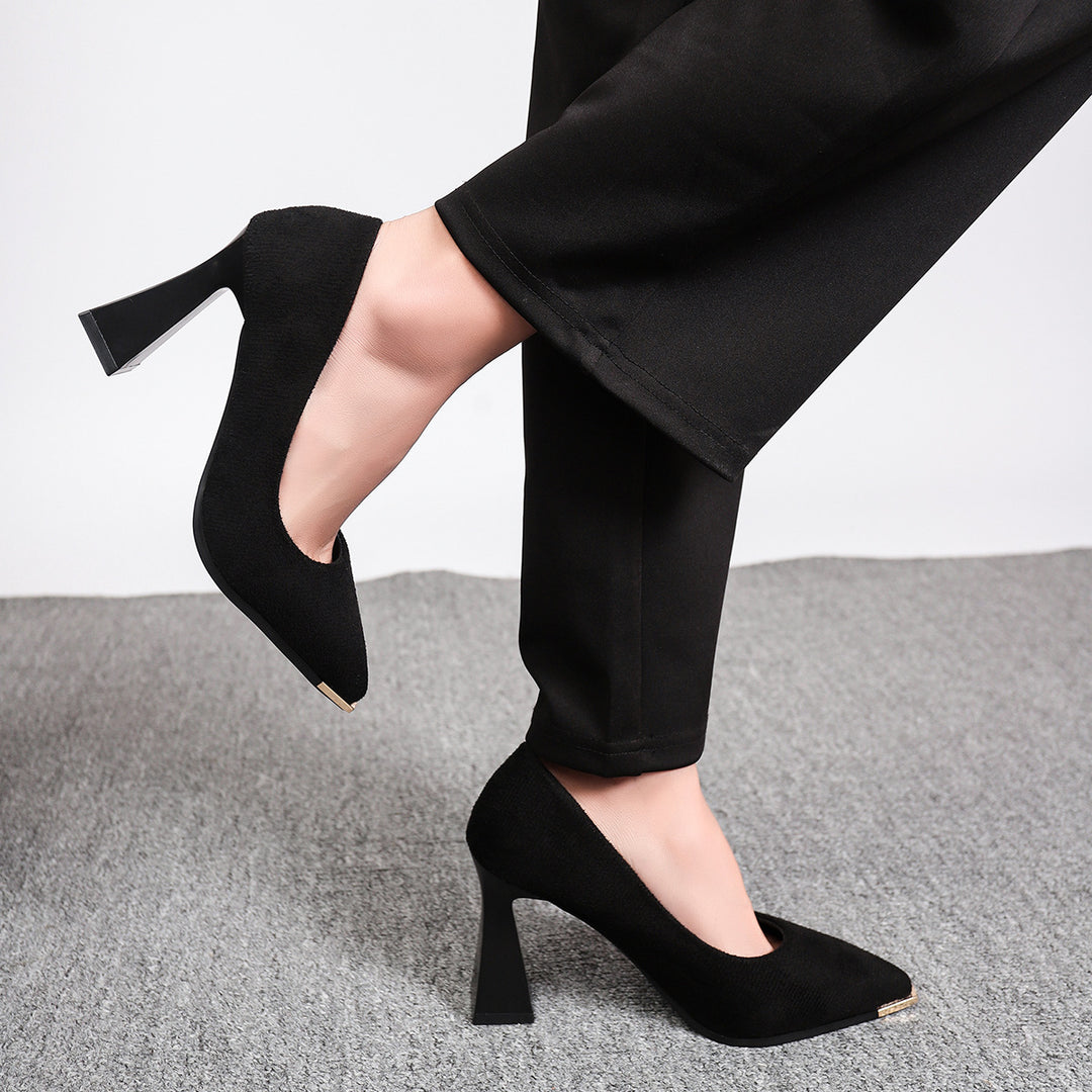 Damen Elegante spitz zulaufende Pumps mit skulpturellem Blockabsatz und goldener Zehenkappe Shop Nory