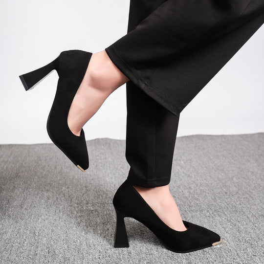 Damen Elegante spitz zulaufende Pumps mit skulpturellem Blockabsatz und goldener Zehenkappe Shop Nory