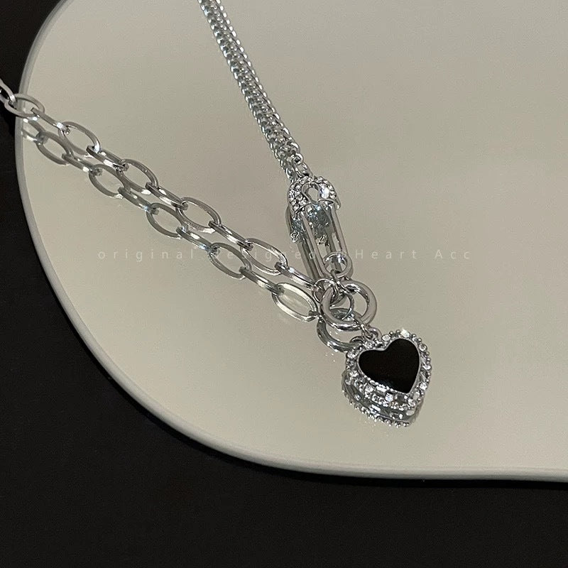Damen Halskette mit Herzanhänger und modischen Sicherheitsnadel-Details Shop Nory