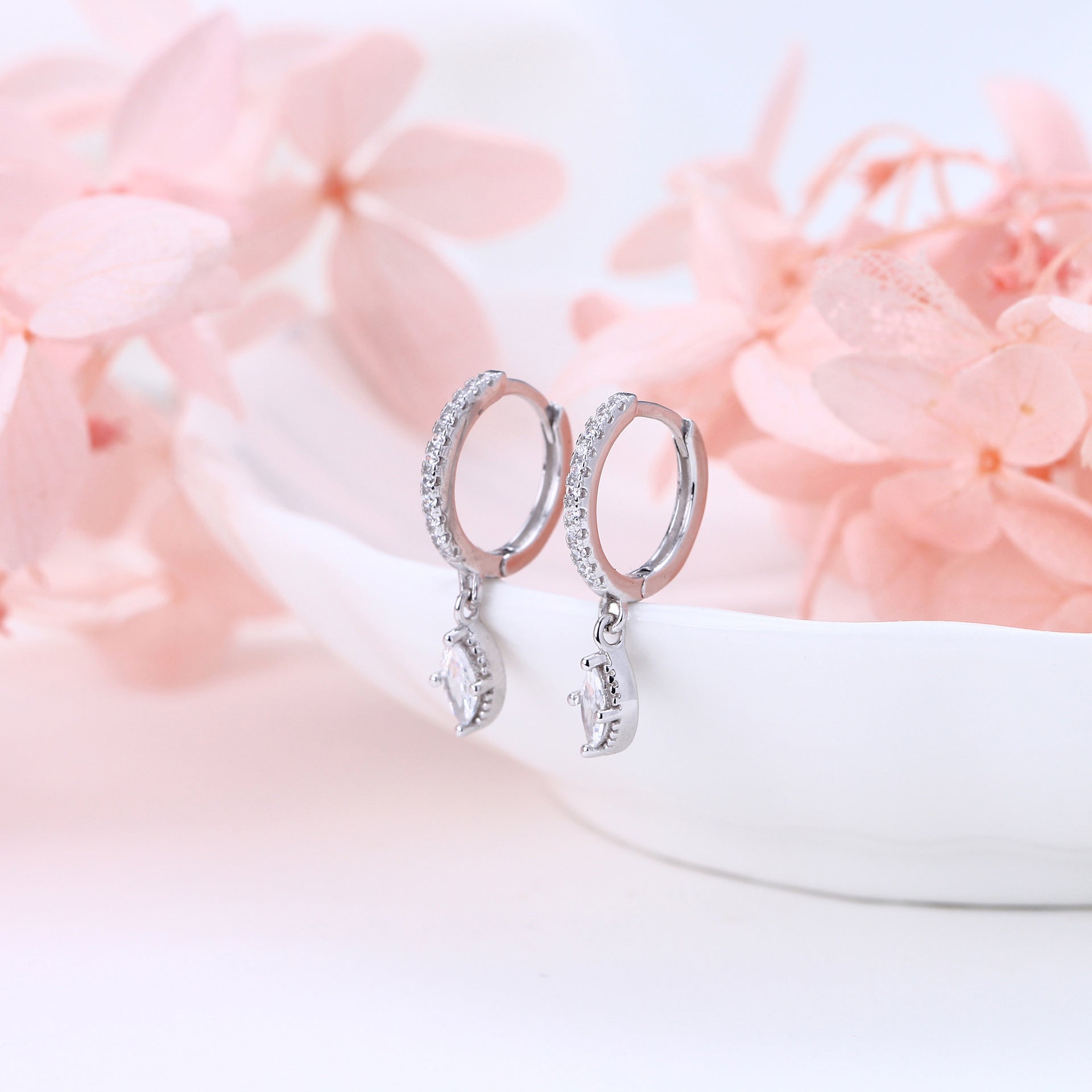 Damen Ohrhänger mit funkelnden Zirkonia und luxuriösem Design Shop Nory