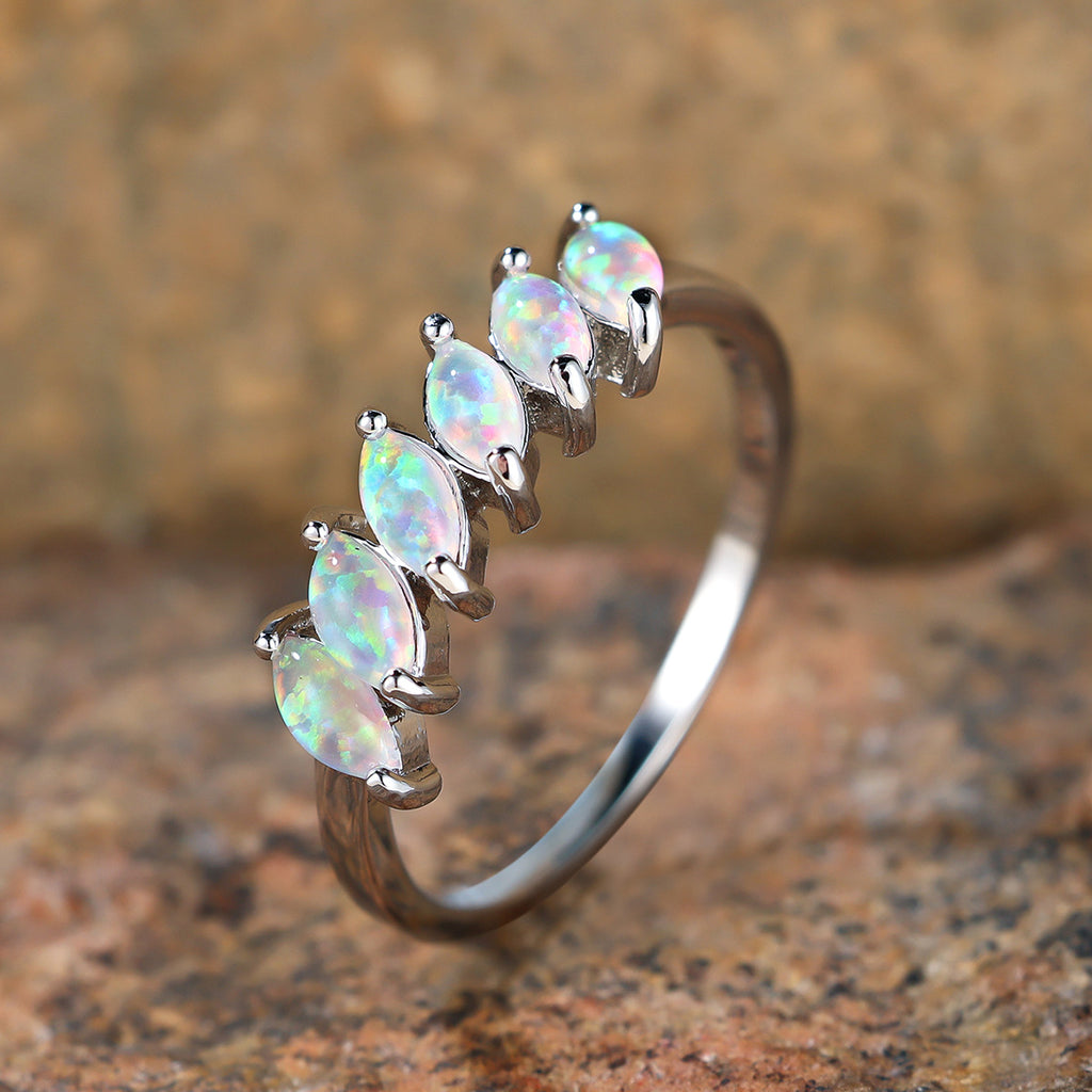 Damen Ring mit funkelnden Opal-Einlagen und zarter Goldfassung Shop Nory