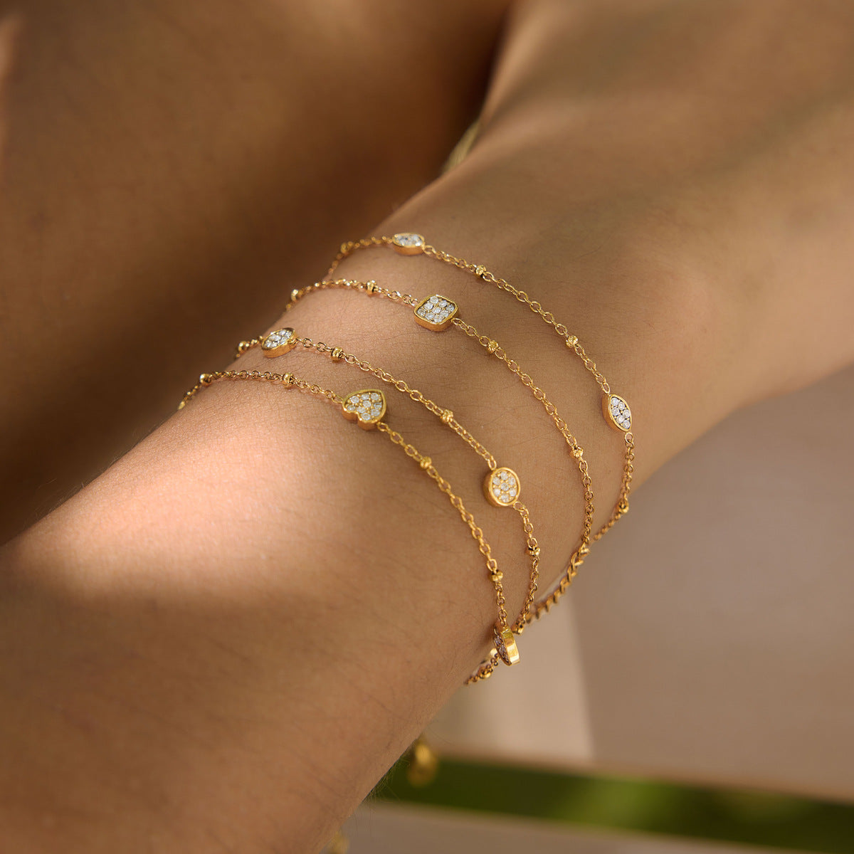 Damen Armband mit herzförmigen Anhängern und Zirkonia-Verzierung Shop Nory