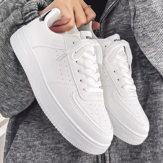Damen Minimalistische Low-Top Plateau-Sneaker aus veganem Glattleder mit perforierten Details und gepolstertem Komfortfußbett Shopy Nory