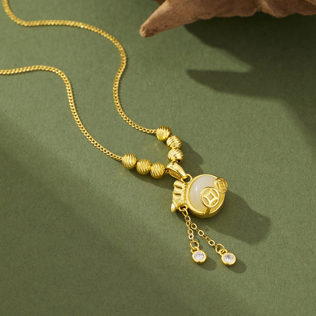 Damen Halskette mit kunstvollem Anhänger aus hochwertigem goldfarbenen Metall und Zirkonia-Details Shop Nory