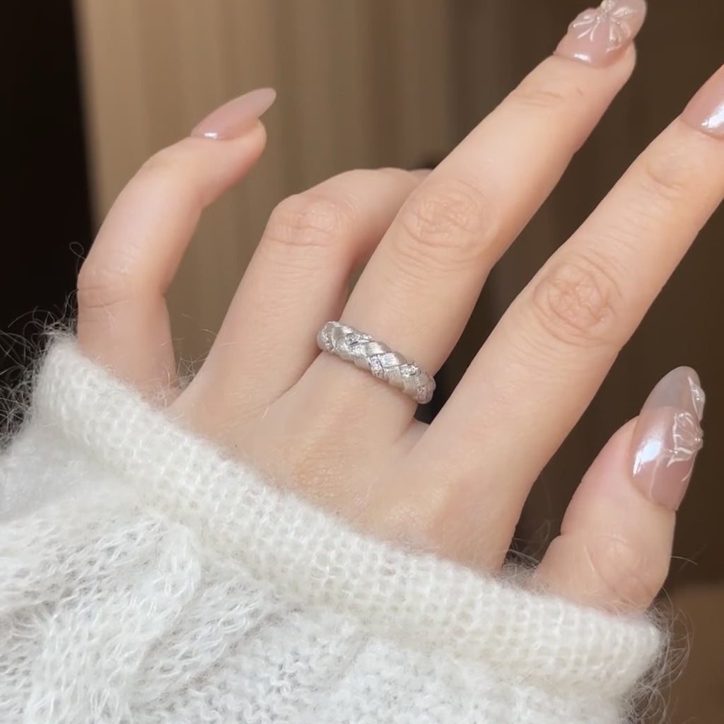 Damen Bandring mit kunstvollem geflochtenem Design und funkelnden Zirkonia Shop Nory