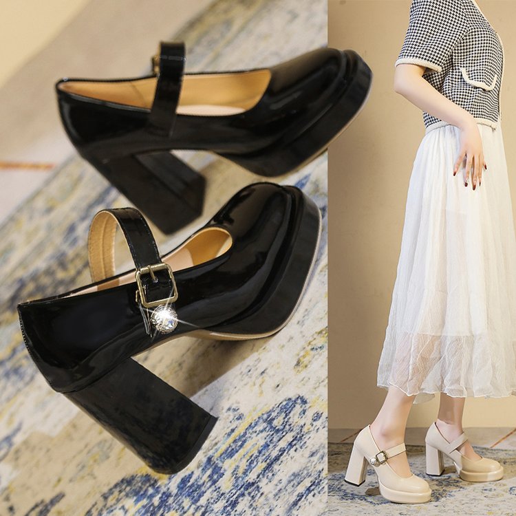 Damen elegante Mary Jane Pumps mit blockiertem Absatz und glänzendem Detail Shopnory