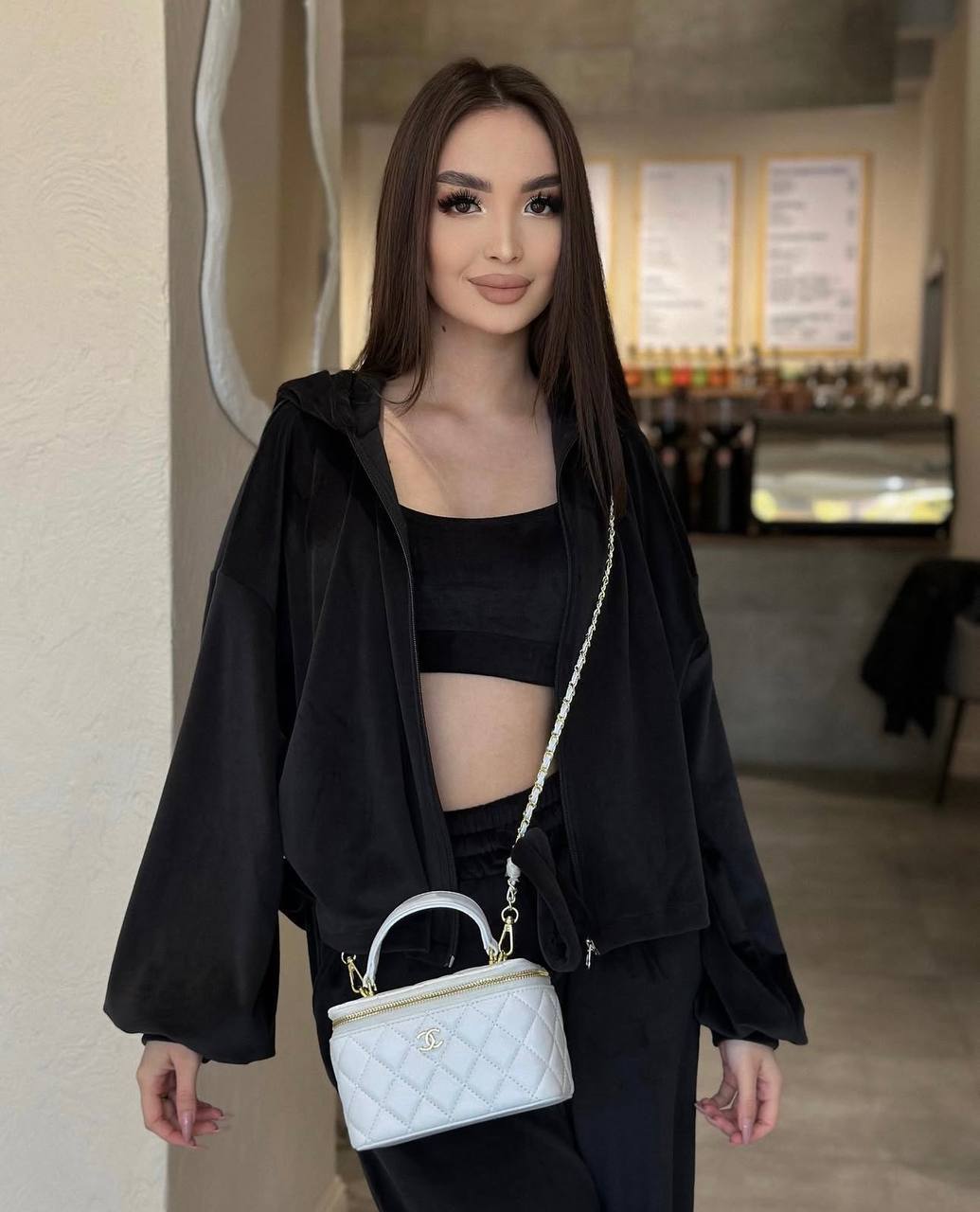 Damen Cropped Samt-Hoodie mit weitem Arm und High-Waist Jogginghose im Lounge-Set Shop Nory
